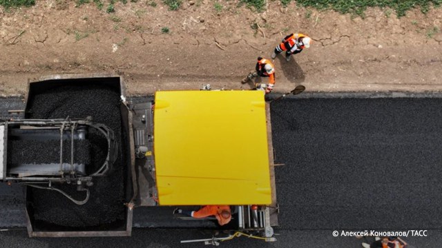 Ученые разработали технику для строительства дорог которые прослужат 25 лет без ремонта Уникальная строительная машина уплотняет грунтовое основание дорог на глубину до трех метров и более Это обеспечит сохранность дороги без существенного ремонта на 25 лет сообщил ТАСС доцент кафедры гидравлики и гидропневмосистем ЮУрГУ Асфандияров   Подпишись на ТАСС Наука