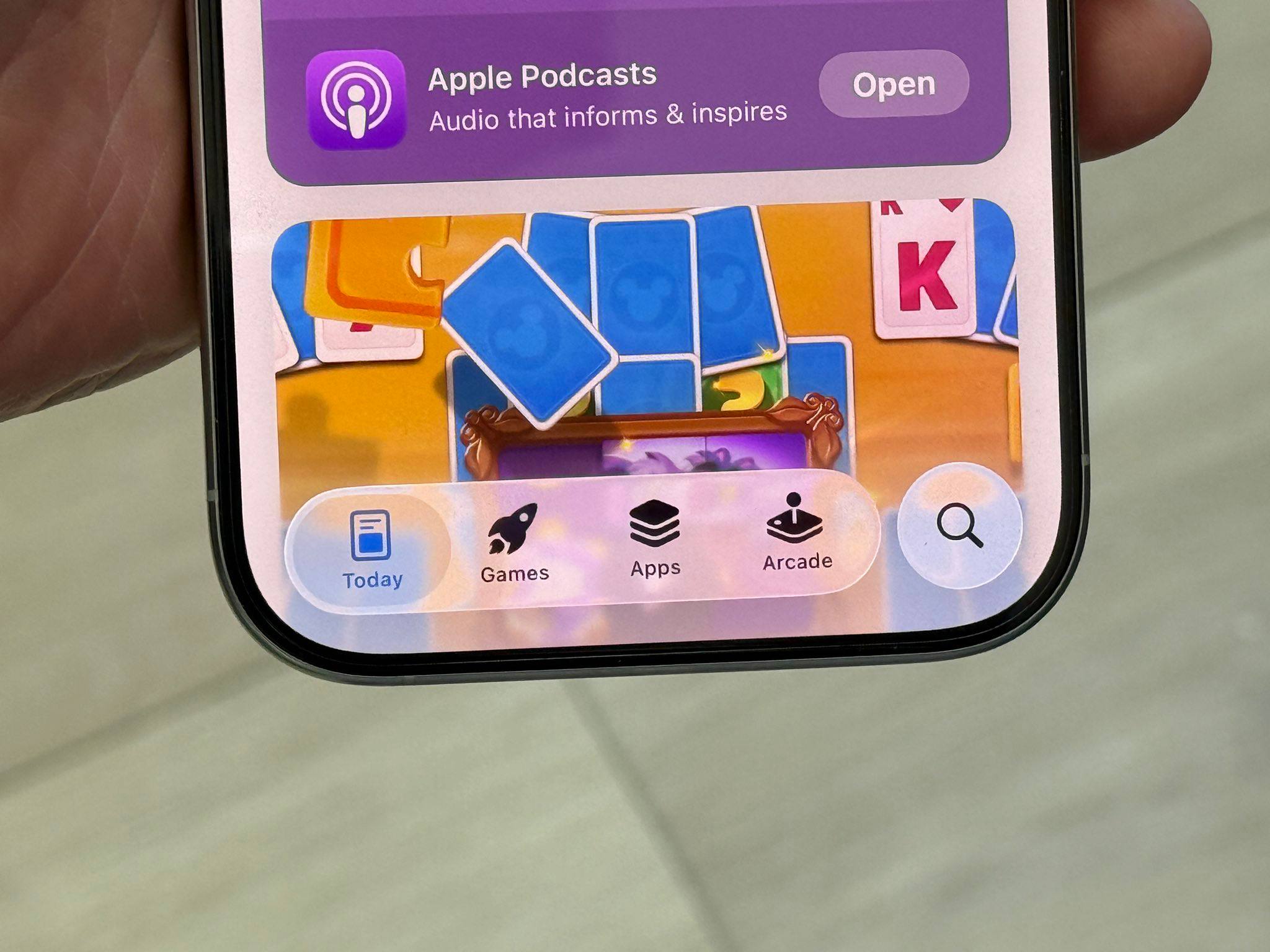 В iOS 26 beta 3 пропал Liquid Glass В интернете паника — Apple избавляется от жидкого стекла и возвращает матовое! «Это выглядит слишком дёшево, кажется что Apple отступает от первоначальной идеи», — пишет редактор AppleTrack Сэм Кол. А как у вас дела? И вообще, что думаете про такой откат назад?