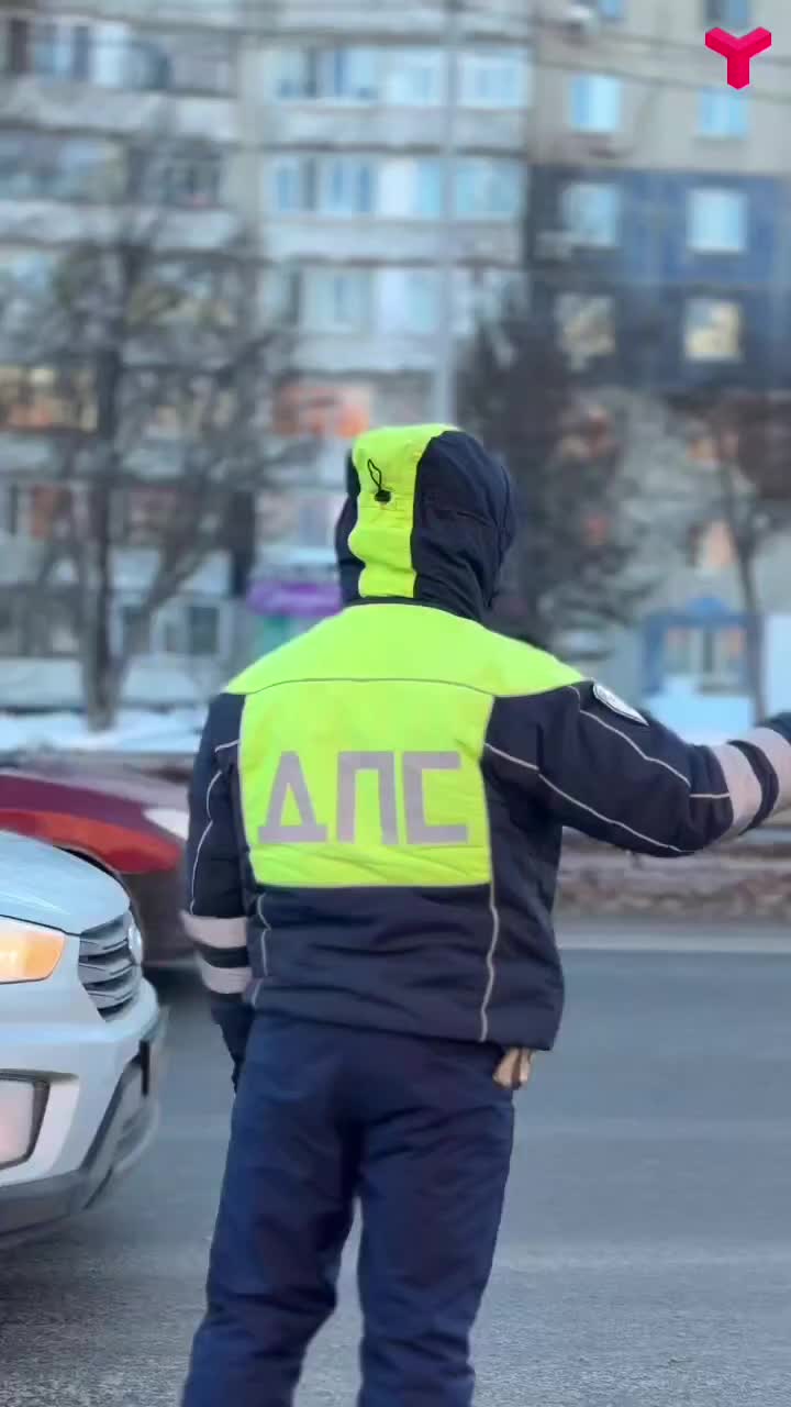 Воронежские школьники и Госавтоинспекция поздравили мужчин-водителей с Днём защитника Отечества