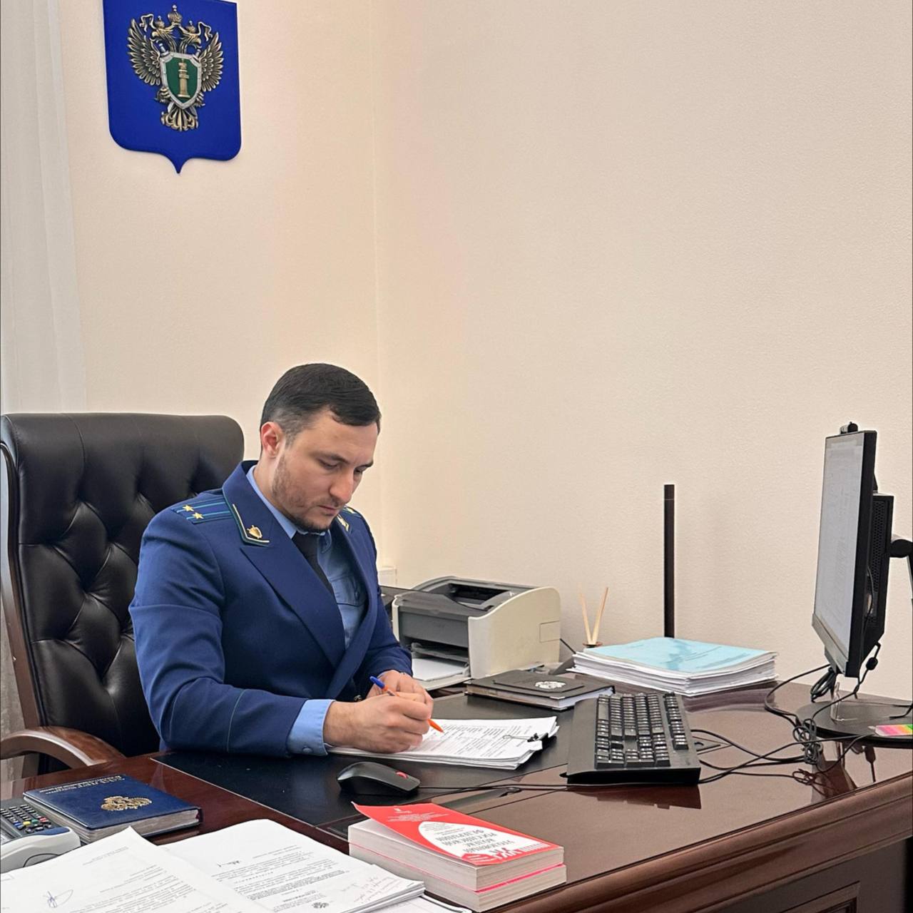 Жительница Каспийска предстанет перед судом за причинение тяжкого вреда здоровью малолетней дочери, повлекшее смерть ребенка Прокуратурой Каспийска утверждено обвинительное заключение по уголовному делу в отношении местной жительницы. Она обвиняется по ч. 4 ст. 111 УК РФ умышленное причинение тяжкого вреда здоровью, повлекшее по неосторожности смерть потерпевшего . По версии обвинения, в марте 2025 года женщина, желая наказать свою малолетнюю дочь, нанесла ей многочисленные удары по лицу и голове, причинив опасные для жизни и здоровья повреждения. В результате полученных травм ребенок скончался в реанимационном отделении центральной городской больницы г. Каспийска. Уголовное дело прокуратура направила в Каспийский городской суд для рассмотрения по существу