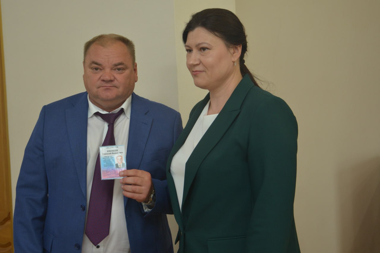 Мандат Жогова в гордуме Воронежа на три месяца отдали директору филиала «Вагонреммаша» В гордуме прошло заседание совета, где спикер Владимир Ходырев вручил депутатский значок Геннадию Ижокину. Он является директором воронежского ВРЗ – филиала АО «Вагонреммаш». Выборы депутатов гордумы нового созыва пройдут в сентябре. Уже бывший депутат Роман Жогов подал заявление о сдаче мандата за несколько дней до вынесения приговора по уголовному делу о мошенничестве. 21 апреля Центральный райсуд признал его виновным в обмане экс-коллеги Александра Провоторова и назначил ему наказание в виде двух лет колонии общего режима с учетом отбытого в СИЗО и под домашним арестом времени . Сейчас он находится под стражей в ожидании апелляции. Приговором осталась недовольна прокуратура, которая продолжает настаивать на семилетнем сроке для политтехнолога. Адвокаты и сам Жогов тоже подали жалобы. Подписывайся на «Площадь»