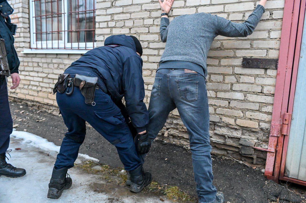 Полицейские в Сергиевом Посаде изъяли почти 5 килограммов наркотиков Сотрудники УНК ГУ МВД России по Московской области и УМВД России по Сергиево-Посадскому г.о. в результате проведения оперативно-розыскных мероприятий по подозрению в незаконном обороте наркотиков задержали 36-летнего местного жителя. «По двум адресам — по месту проживания и регистрации мужчины — полицейские обнаружили и изъяли 13 кустов, пластиковые контейнеры с измельчённым веществом растительного происхождения зелёно-коричневого цвета, лампу, вытяжку, вентилятор, весы, канистры с удобрением, воздушный фильтр и упаковочные материалы. Согласно справке об исследовании ЭКЦ ГУ МВД России по Московской области, содержимое контейнеров является наркотическим средством – каннабисом марихуаной массой 600 граммов, а вес фрагментов растений составляет более 4 кг. Сергиево-Посадским городским судом фигуранту избрана мера пресечения в виде заключения под стражу», – сообщила начальник Управления информации и общественных связей ГУ МВД России по Московской области Татьяна Петрова. В отношении злоумышленника следователем Следственного управления УМВД возбуждено уголовное дело по признакам преступления, предусмотренного ст. 30 и ст. 228.1 Уголовного кодекса Российской Федерации. Оставшаяся часть изъятого будет исследована в рамках уголовного дела.