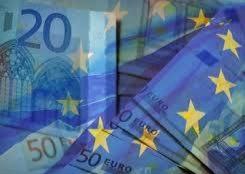 ЕС хочет собирать с иностранцев по 20 евро за въезд  Европейская комиссия выступила с инициативой повысить плату за получение разрешения на въезд в страны Евросоюза в рамках системы ETIAS  Европейская система информации о путешествиях и разрешениях .   Новая система ETIAS, которая станет частью обновленной ИТ-архитектуры ЕС, направлена на усиление безопасности за счет более строгого контроля за иностранцами, въезжающими в Союз, и упрощения административных процессов.  Пока что стоимость разрешения на въезд в ЕС составляла 7 евро за трехлетний период. Однако Еврокомиссия предлагает увеличить эту сумму до 20 евро.  ЕК оправдывается инфляцией, расходами на обслуживание системы и тем, что новая сумма сопоставима с аналогичными сборами в Великобритании и США.  Для вступления изменений в силу предложение должно получить одобрение Совета ЕС и Европейского парламента.  Если это произойдет, новый сбор начнут взимать с момента запуска системы ETIAS, который запланирован на конец 2026 года.