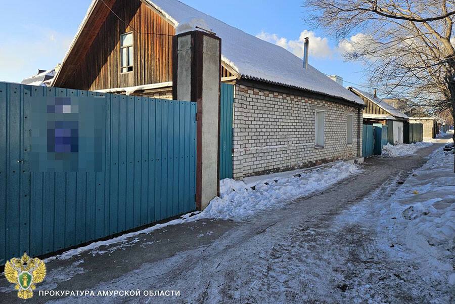 Амурчанка прописала в своем доме более 100 иностранных граждан. Возбуждено уголовное дело   По информации областной прокуратуры, в 2023 году благовещенка купила дом и зарегистрировала в нем трех иностранных граждан. В 2024-м количество зарегистрированных иностранцев достигло уже 112 человек, В начале 2025-го там появилось еще 6 граждан других государств.  ‼ Таким образом, за все время «гостеприимная» благовещенка фиктивно поставила на миграционный учет более 120 иностранцев, при этом она знала, что жить в этом доме иностранцы не намереваются.   По материалам проверки прокуратуры Благовещенска возбуждено уголовное дело по признакам преступления, предусмотренного статьей 322.3 УК РФ «Фиктивная постановка на учет иностранного гражданина или лица без гражданства по месту пребывания в Российской Федерации».   ‍ Расследование уголовного дела находится на личном контроле прокурора города.