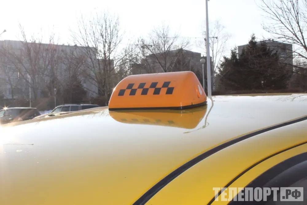 Такси россияне могут проверить через Госуслуги В России существует два способа проверки такси Проверить сведения о такси граждане России теперь могут через Госуслуги сообщило Минцифры России в социальной сети MAX Для проверки автомобиля такси нужно отсканировать QR код в салоне машины в приложении Госуслуги с помощью функции Госкан Второй вариант ввести госномер и регион такси в сервисе Проверка легкового такси на законность Этот сервис показывает информацию об автомобиле а также все сведения о перевозчике Информация на портале Госуслуг поступает из системы Минтранса под названием Такси В этой системе содержатся данные о разрешениях на перевозки и перечне автомобилей зарегистрированных в реестре легковых такси Эти сведения служат доказательством законности деятельности такси Проверка способствует повышению безопасности на дорогах и уменьшению количества нелегальных перевозчиков Если информация в реестре отсутствует или содержит ошибку можно сообщить о нарушении через Платформу обратной связи ПОС ТЕЛЕПОРТ РФ здесь все об Амурской области  Мы в МАХ  Написать нам