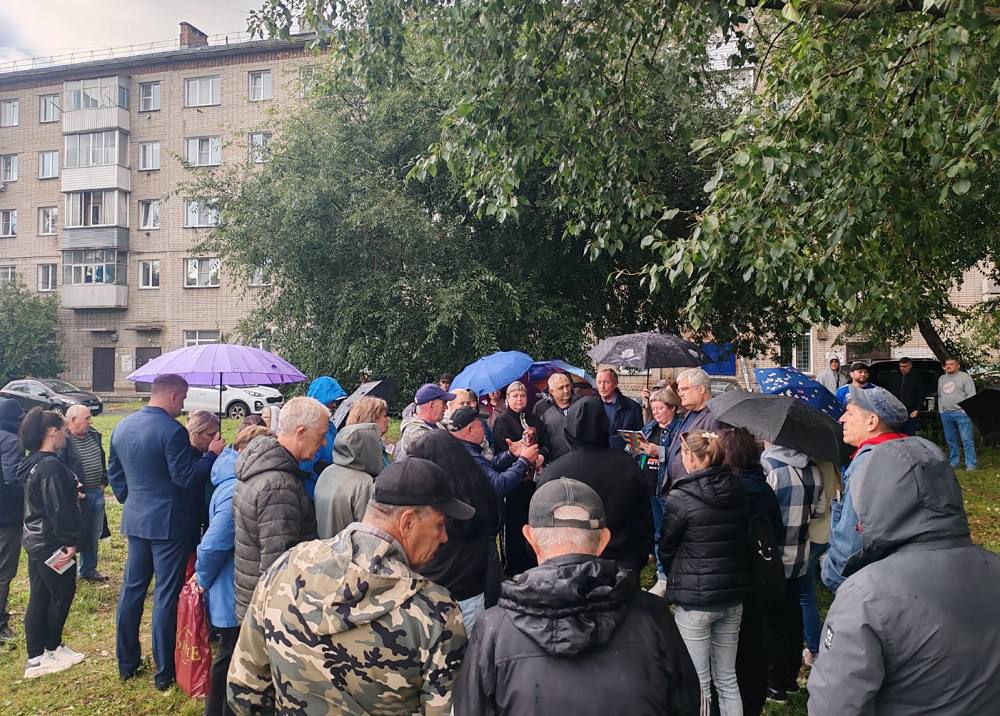В жилом районе Пашино Новосибирска состоялись встречи с председателем реготделения ПАРТИИ «РОДИНА» в Новосибирской области, депутатом Законодательного Собрания Вячеславом Илюхиным и Депутатом Совета депутатов города Новосибирска от ПАРТИИ «РОДИНА» Леонидом Рыбиным.  Депутаты общались с жителями многоквартирных домов № 1 «А» по ул. Новоуральская и № 7 по ул. Магистральная. Вячеслав Илюхин и Леонид Рыбин рассказали об исполнении наказов, обсудили, насущные вопросы, которые требуют решения, ответили на вопросы граждан.  Помимо отчета о своей работе перед людьми, важно было спросить и уточнить у жителей, что необходимо сделать в первую очередь в конкретном дворе, на прилегающей территории и в жилом районе в целом. Вопросы, которые поднимали жители, преимущественно они были связаны с благоустройством, с организацией работы ЖКХ, с образованием и спортивными объектами, работой общественного транспорта.  В ходе встречи граждане задали депутатам вопросы, касающиеся наказов на будущее.  Депутаты Вячеслав Илюхин и Леонид Рыбин считают, что такие встречи, прямой контакт с жителями, своевременная реакция на их обращения – важнейшая часть депутатской работы.  А активное участие жителей Пашино в жизни жилого района приносит ощутимые результаты.