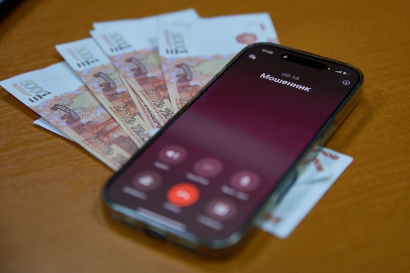 Лжеследователь запугал студентку из ЕАО делом о терроризме и выманил 925 тысяч рублей Мошенники по видеосвязи представились силовиками заставили девушку купить новый телефон оформить карту и переводить деньги по их схеме Читать подробнее на сайте