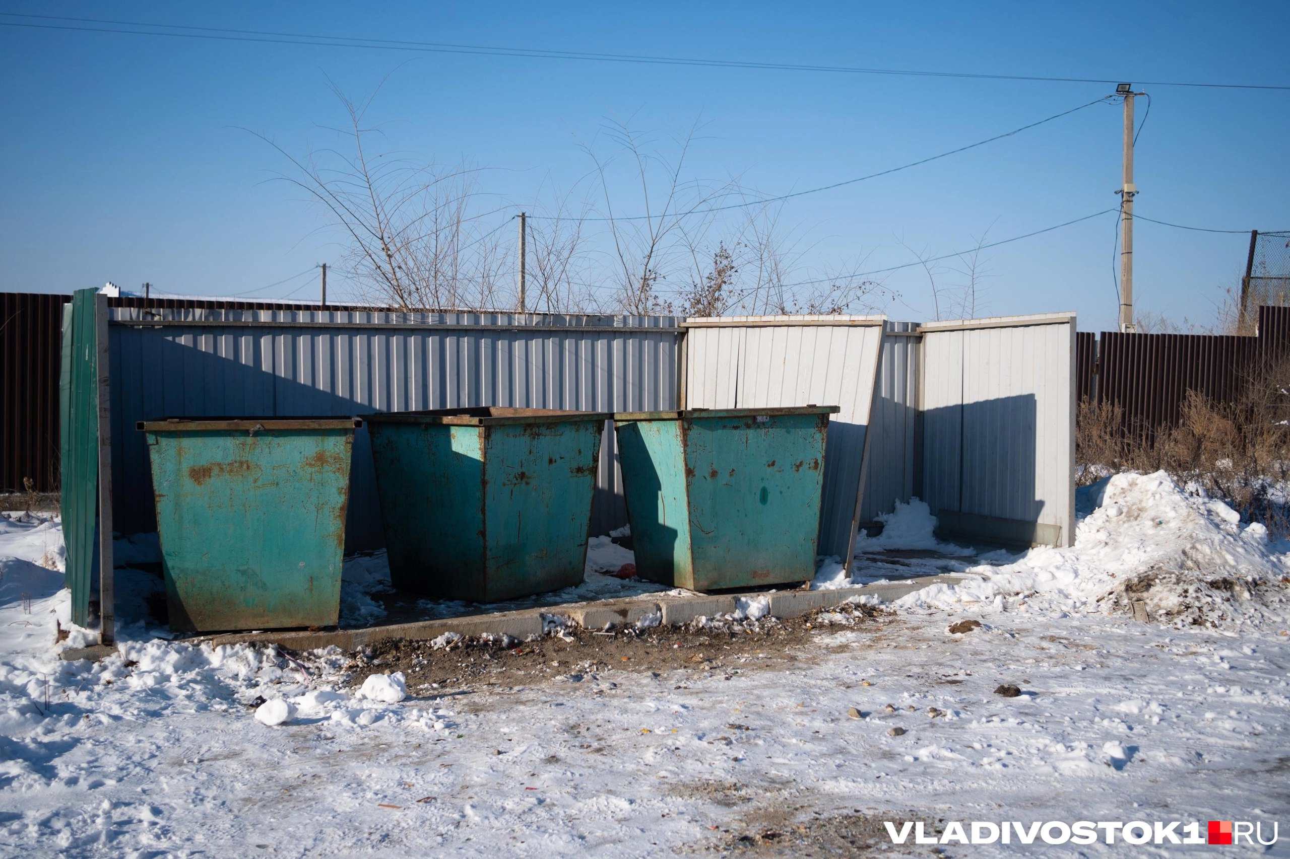 Приморский экологический оператор ПЭО завершил поиск подрядчика для вывоза мусора в Артеме С 23 декабря 2025 года по 13 января 2026 ни одна компания не подала заявку указано на сайте госзакупок zakupki gov ru Начальной ценой контракта установили 165 217 958 рублей а в обязанности потенциального подрядчика по контракту входит вывоз мусора из строго отведенных для этого мест прописанных в приложенном документе Свозить отходы тоже нужно исключительно к указанным мусорным полигонам Зона работы мусоровозов не только Артем но и входящие в городской округ села Кролевцы Кневичи Олений Суражевка и Ясное Предполагалось что договор будет действовать до 31 декабря 2026 года и за это время с более чем сотни адресов как в частных секторах так и у многоквартирных домов подрядчик вывезет 21 168 41 твердых коммунальных отходов 14 января комиссия подвела итоги и завершила аукцион но новый поиск до сих пор не объявлен Подписаться в Telegram    Подписаться в MAX