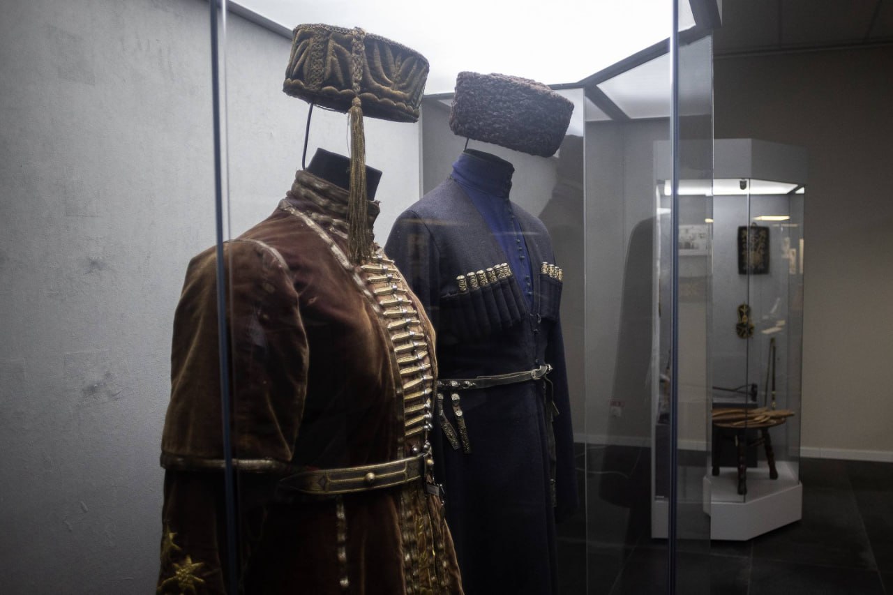 В концертном зале Нальсэс состоится празднование Дня национального адыгского черкесского костюма В Комитете Республики Адыгея по делам национальностей связям с соотечественниками и СМИ сообщили о том что событие пройдет в 15 00 26 сентября В программе выставка изделий мастеров художественных промыслов и национального костюма концертная программа и импровизированный адыгэ джэгу Вход свободный Алексей Гусев