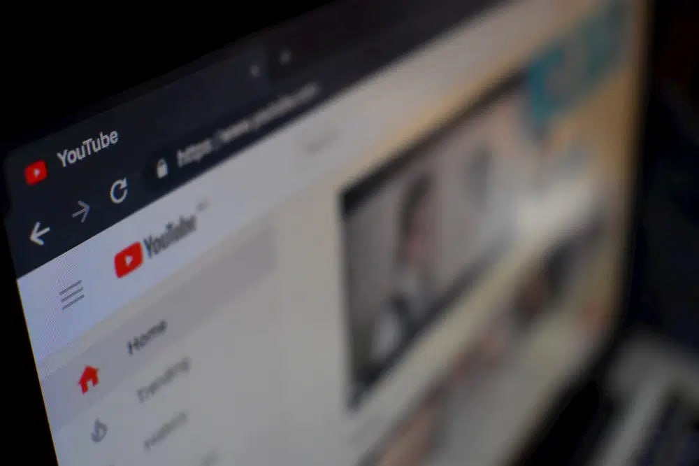 YouTube тормозит перенос контента на другие площадки  Российские видеоплатформы, Rutube и «VK Видео», столкнулись с проблемами при переносе контента с YouTube. Сервис начал активно блокировать такой трафик. При этом аудитория видеохостинга в РФ уже снизилась на 5 млн человек за год. Об этом сообщает «Коммерсантъ».  О том, что YouTube начал активно блокировать трафик при переносе контента с сервиса на российские площадки, сообщили изданию источники в двух IT-компаниях. В связи с этим российским видеосервисам приходится загружать видео на площадки с помощью зарубежных VPN.  В Rutube подтвердили проблемы с переносом контента с YouTube.  «Сам сервис блокирует этот процесс с российских и даже зарубежных IP-адресов. Обычно бан появляется в течение 12 часов», — рассказали в компании, отметив, что работают над возникшей проблемой.  Подписывайтесь