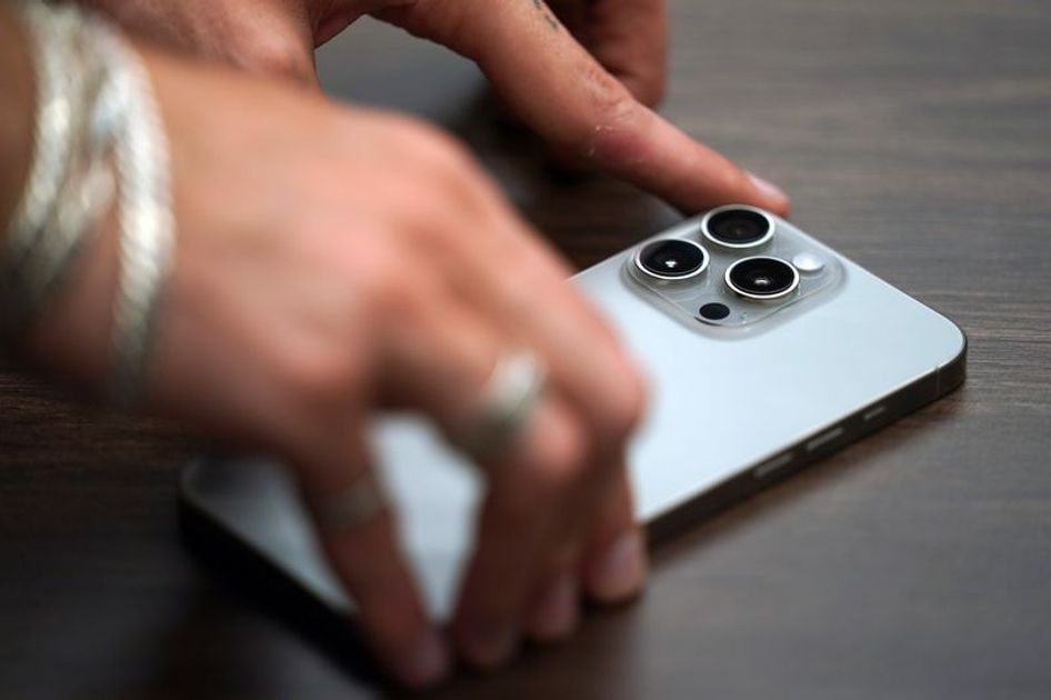 Мошенники блокируют устройства Apple под предлогом установки игр Об этом предупредили в управлении МВД по борьбе с киберпреступлениями При этом мотивация аферистов звучит убедительно ведь требуется активировать недоступный контент разблокировать премиальную версию или получить доступ по сниженной цене После ввода пользователем на своем устройстве логина и пароля от чужой учетной записи злоумышленники активируют функцию Найти iPhone и переводят его в режим Потерян Затем они требуют выкуп за разблокировку угрожая удалить данные или опубликовать личную информацию Как предупредили в ведомстве авторизация с чужого Apple ID на своем устройстве позволяет злоумышленнику получить через iCloud полный контроль над смартфоном Подписаться на truekpru Читать нас в MAX