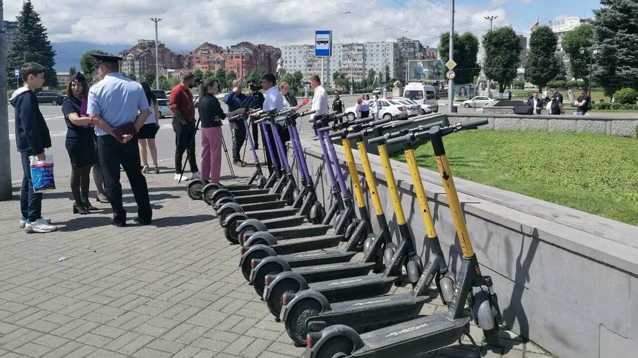 Власти Владикавказа ввели запрет на передвижение средств индивидуальной мобильности  СИМ  на ряде улиц в центре города, сообщил мэр Вячеслав Мильдзихов.  Ограничения действуют на следующих участках:  ул. Г. Баева  от ул. Армянской до пл. Свободы   ул. Ч. Баева  от ул. Армянской до пл. Свободы   пр. Мира  от пл. Свободы до ул. Кирова    На улицах уже установлены соответствующие дорожные знаки.  Инициатива была впервые озвучена мэрией в мае 2024 года и направлена на повышение безопасности пешеходов.