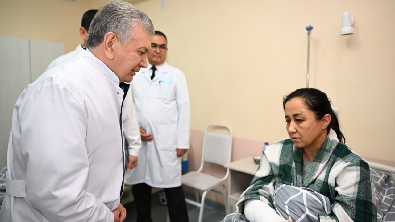 Шавкат Мирзиёев навестил в больнице пострадавших от взрыва в кафе в Гулистане Президент поручил взять под строгий контроль лечение пациентов оказать им материальную помощь и подчеркнул необходимость всестороннего расследования причин трагедии uznews uz ru news 105430 uznews