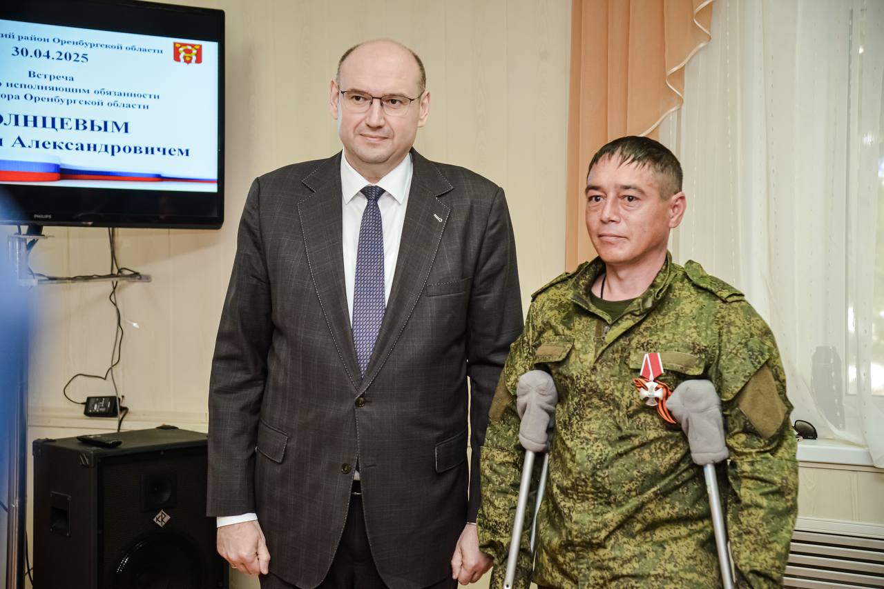 В Александровском районе врио губернатора Евгений Солнцев вручил Орден Мужества ветерану СВО В рамках рабочей поездки в Александровский район врио губернатора Оренбургской области Евгений Солнцев вручил государственную награду – Орден Мужества – ветерану специальной военной операции Ильсуру Минигарееву. Высокая награда вручена за мужество и отвагу, проявленные при исполнении воинского долга. Врио губернатора Евгений Солнцев поздравил Ильсура Минигареева с высокой государственной наградой. Он отметил значимость межведомственного взаимодействия всех ответственных служб региона в процессе социализации участников СВО. – По поручению Президента России Владимира Владимировича Путина вручил сегодня Орден Мужества ветерану СВО из Александровского района – Минигарееву Ильсуру Мансуровичу. При выполнении боевой задачи наш боец был тяжело ранен, сейчас восстанавливается. Безусловно, вместе с оренбургским Фондом «Защитники Отечества» окажем нашему герою всестороннюю поддержку, – подчеркнул Евгений Солнцев. 10 января 2024 года Ильсур Минигареев в составе группы военнослужащих выполнял боевую задачу по проведению наступательных действий в районе Авдеевки. В ходе боя он получил множественные тяжелые ранения обеих ног и живота. Несмотря на невозможность самостоятельного передвижения, в течение двух суток ожидал эвакуации. После эвакуации и госпитализации ему была проведена операция. В результате ранения Ильсур Минигареев потерял ногу. После выписки из госпиталя ветеран прошел длительный курс реабилитации. В настоящее время Фондом «Защитники Отечества» оказывается всесторонняя поддержка. В частности, при содействии Фонда была произведена доплата для приобретения современного модульного протеза. Кроме того, согласно заключению экспертов Фонда, будет проведена адаптация жилого помещения Ильсура Минигареева в селе Хортица для обеспечения комфортного проживания ветерана.