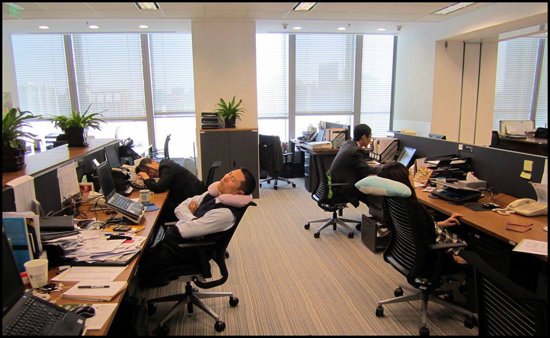 Согласно данным ВЦИОМ отношение к сверхурочной работе сильно различается в зависимости от уровня дохода Люди с высоким доходом чаще рассматривают переработки как осознанный выбор в то время как работники с низким доходом нередко соглашаются на них из за давления со стороны руководства или финансовых трудностей Исследование также показало что 86 опрошенных считают сверхурочную работу добровольной в их организациях особенно среди молодежи зумеров и старших миллениалов Подпишись на нас в МАХ