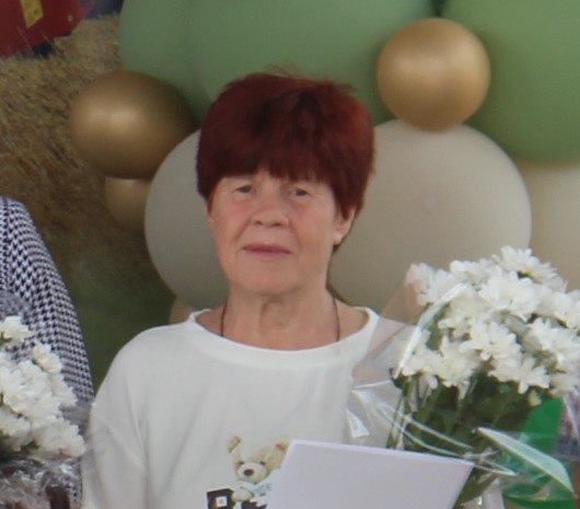 Повод для гордости Бригадир животноводческого комплекса Кудринского отделения СПК колхоза Нелюбино Томского района Людмила Аврамова награждена Орденом За доблестный труд Указ о награждении подписал президент России Владимир Путин Вся трудовая деятельность Людмилы Петровны связана с работой на селе сначала в Чувашской АССР затем она переехала на постоянное место жительства в Томскую область и уже более 40 лет работает бригадиром фермы Нелюбино В конце 90х когда хозяйство было переведено в статус племенного репродуктора по разведению КРС черно пестрой породы Людмила Аврамова принимала участие в разработке системы по ведению зоотехнического и племенного учета И во многом благодаря ее личному вкладу здесь ежегодно растут надои на фуражную корову и крепнет молодняк Так в 2021 году надой на фуражную корову составлял 7074 кг молока а в 2024 7723 кг Среднесуточный привес молодняка за четыре года вырос с 770 до 905 граммов Своим опытом она делится с молодежью являясь наставником молодых специалистов и студентов Департамент села Томской области