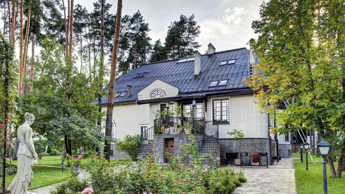 Все самые дорогие дома страны располагаются в столичном регионе Из топ-100 элитных загородных домов абсолютное большинство располагается в Московской агломерации. Таковы выводы Аналитического центра Домклик, который провел исследование на основе своей базы объявлений о продаже недвижимости. Лишь три объекта из сотни находятся в Санкт-Петербурге, Ялте и Сочи, отмечают представители аналитического центра. Топ-5 особняков находятся на западном направлении Московского региона. Первое место досталось трехэтажному особняку за 6,2 млрд рублей. Он расположен в элитном поселке «Жуковка-2» под Одинцовом. Дом площадью 4300 кв. м находится на участке в 80 соток. В стоимость входит отделка, шесть спален, девять санузлов, зимний сад, спа-зона с бассейном, винный склад, сауна и гараж на девять автомобилей. Подробнее читайте в материале «Ведомости. Город».