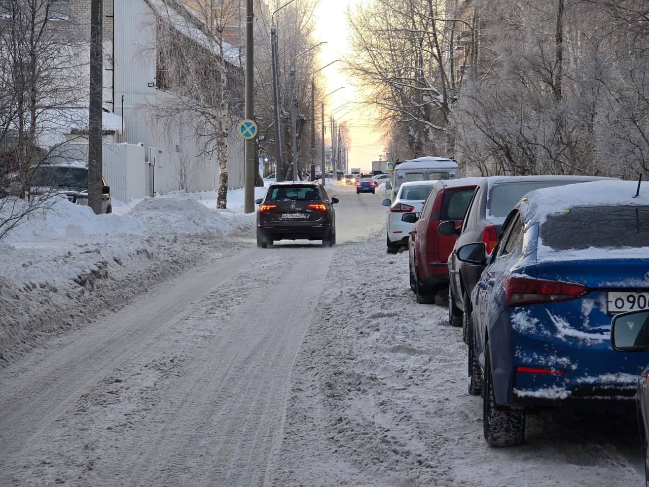 Вдоль улицы Попова запретят парковку. Сейчас на участке от Ломоносова до Новгородского устанавливают знаки «Остановка запрещена».   Так хотят сделать движение машин по улице доступнее.   «В настоящее время из-за припаркованных вдоль проезжей части машин безостановочное движение по ул. Попова невозможно», — отметили в городской администрации.  Фото: Открытый Архангельск   телеграм   Архангельск №1   Прислать новость