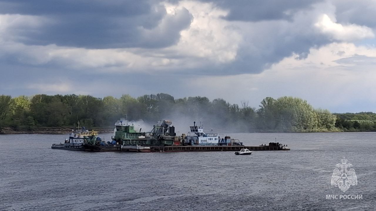 В Нижегородской области загорелось плавучее судно Поступило сообщение о пожаре на судне для добычи песка в акватории реки Волга между селами Великий Враг и Безводное в Кстовском районе. Экипаж судна ликвидировал возгорание до прибытия пожарно-спасательных подразделений на общей площади 149 квадратных метров. Обошлось без пострадавших. Судно на плаву угрозы затопления нет , моторный отсек не пострадал. Причина произошедшего устанавливается.