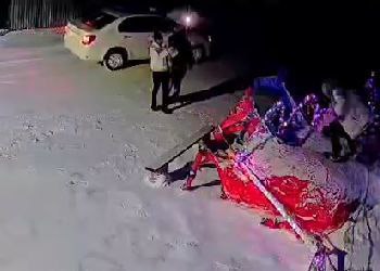 В Зее вандалы устроили погром в созданном местным жителем снежном городке на Пролетарской 5 Инцидент произошел ночью 23 декабря Как сообщает издание Зейские вести сегодня экспозицию в 40 градусный мороз смастерил Василий Казнадеев В итоге фигуру лошади серьезно повредили Пока женщина снимала видео ее спутник вскочил на хрупкую снежную тройку и начал прыгать по ней распевая песню Вот эти подвыпившие гости ради фотографий на все пойдут с горечью отметил Василий Владленович Отмечается что хозяин вышел на улицу и сделал хулиганам замечание Он потребовал чтобы на следующий день они вернулись и восстановили то что сломали Дебоширы заявили что завтра уже уедут из города Думаю что никуда они не поедут отмазку придумали чтоб не делать Нет у людей уважения к чужому труду Не от большого ума это делают Хочется надеяться что таких горожан как на видео единицы отметили жители Хулиганов призывают извиниться перед автором снежного городка и восстановить испорченную скульптуру Скриншот t me zvportal