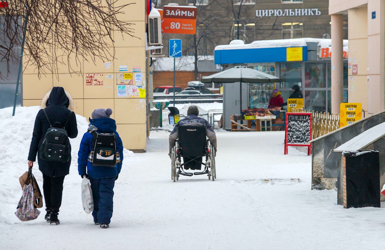 В Челябинске на треть выросло число жалоб на финансовые услуги и связь  Почти 7,7 тысячи обращений от потребителей рассмотрели в управлении Роспотребнадзора по Челябинской области в 2024 году. Это на 8% больше, чем годом ранее.        — Среди поступивших обращений преобладают заявления на розничную торговлю и сферу услуг — 3851 и 3840 штук соответственно, — уточнили в Роспотребнадзоре. — Обращения распределились равными долями — по 50%. При этом в 2023 году больше обращений было по поводу розничной торговли.  По данным ведомства, за год на треть возросло число жалоб на финансовые учреждения — с 492 до 657, а также на услуги связи — с 512 до 672.  На 26,4% чаще южноуральцы жаловались на медицинские организации. Втрое больше обращений поступило в адрес культурно-развлекательных учреждений: число таких заявлений увеличилось с 31 до 105.  На одну из самых болезненных для потребителей сферу ЖКХ стабильно поступает чуть более 500 обращений.          Голосовать за канал