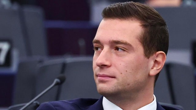 Барделла призвал к созданию союза правых сил выступающих против политики Макрона Председатель французской ультраправой партии Национальное объединение Жордан Барделла высказался за создание союза правых сил которые не приемлют политику президента страны Эммануэля Макрона Я хочу протянуть руку сиротам правых сил правым политикам которые не растворились в макронизме сказал Барделла в субботу в интервью телеканалу BFMTV Интервью состоялось в преддверии голосования по доверию правительству Франсуа Байру которое состоится 8 сентября в Национальном собрании Франции Барделла заявил что депутаты от Национального объединения намерены проголосовать за отставку правительства Байру Правоцентристские Республиканцы по его словам растворились в макронизме