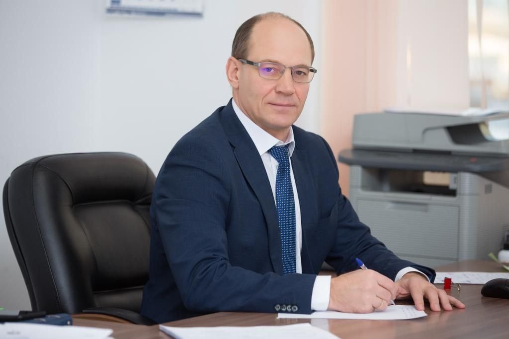 Главный коммунальщик Сургута спешно оставил пост. Главе департамента городского хозяйства Сергею Алексееву предложили хорошую должность в Санкт-Петербурге, рассказал инсайдер Muksun.fm. Времени на раздумья не было - он сразу же написал заявление по собственному. Последний рабочий день у Алекссева будет 19 мая. В должности он не успел пробыть и года, сменив в прошлом сентябре оскандалившуюся Марию Ванькову. До этого чиновник работал директором сургутских УК и замом в департаментах мэрии. Администрация Сургута Есть что рассказать или показать? Создавай картину дня – предложи свою новость!