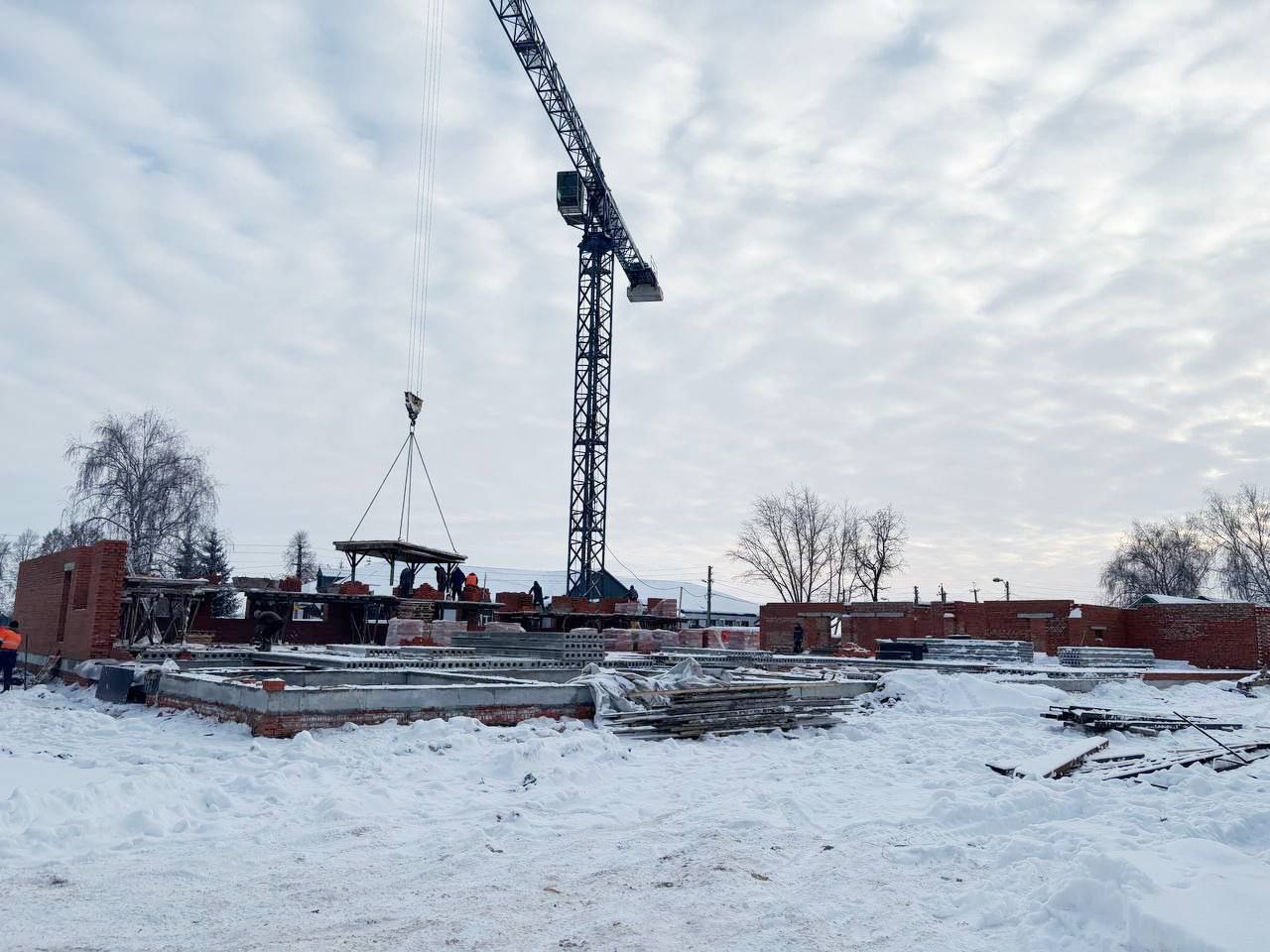 Благодаря нацпроекту Продолжительная и активная жизнь на строительство нового лечебно диагностического корпуса Земетчинской больницы направили 850 миллионов рублей Сумма очень внушительная приближающаяся к миллиарду рублей Теперь в райцентрах у нас строят такие больницы современные и укомплектованные Новый корпус позволит расширить спектр предоставляемых жителям района медицинских услуг повысить доступность качественной диагностики и лечения Строительство уже началось На сегодняшний день возведен цокольный этаж здания обустроен современный теплопункт Сейчас подрядчики строят стены первого этажа и перегородки  Подписывайтесь на наш канал в MAX оставайтесь на связи