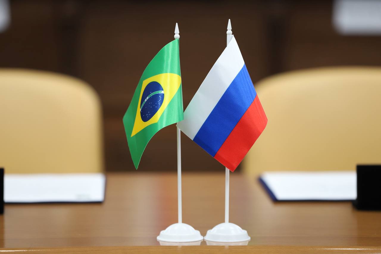 Познакомиться с центром Восточной Сибири и подписать соглашение об установлении дружественных отношений между Иркутском и городом Кампина-дас-Мисойнс прибыла большая делегация из Бразилии. Во главе латиноамериканской стороны - мэр господин Карлос Жустен. Вместе с главой Иркутска Русланом Болотовым и представителями духовенства тепло приветствовал сегодня почетных гостей. Соглашение основано на взаимопонимании и уважении, а также твердом фундаменте христианских ценностей, которые объединяют наши народы. И это не пустые слова. Большинство населения бразильского муниципалитета имеет немецкие и русские корни. У них и сегодня есть община потомков русских эмигрантов волны эмиграции начала XX века , в центре города установлен памятник Крестителю Руси князю Владимиру и православная церковь в честь апостола Иоанна Богослова. Уверен, подписание соглашения - первый шаг к установлению взаимовыгодного партнерства между Иркутском и Кампина-дас-Мисойнс в различных сферах. Перспективные направления - это, конечно, туризм, медицина, экология, а также знакомство и обмен культурными традициями Латинской Америки и Сибири.