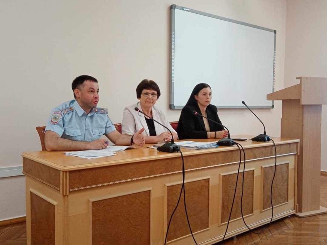  Начальник кировской киберполиции рассказал ветеранам, как уберечься от мошенников Начальник отдела по борьбе с киберпреступлениями областного УМВД полковник полиции Андрей Трушин принял участие в совещании Кировской областной организации ветеранов. В формате видеоконференцсвязи присутствовали все ветеранские организации региона. Используя методы социальной инженерии, информационно-психологического воздействия на пожилых людей, преступники не только похищают у них деньги, склоняют к оформлению кредитов и продаже квартир, но и вовлекают в реализацию преступных схем. Желая получить обратно похищенные деньги, потерпевшие соглашаются выступить в качестве курьеров – взять деньги у других обманутых людей и передать их по цепочке организаторам мошенничества. Естественно, что никто никому ничего не возвращает, а у людей к потере денежных средств добавляются еще и проблемы с законом. Полковник полиции Трушин подробно разъяснил, как начинает реализовываться мошенническая схема в отношении пенсионеров, как нужно себя вести и что делать, чтобы не попасть в ловушку. Одно из универсальных средств – это не общаться с незнакомыми людьми по телефону и тем более не выполнять их требований, кем бы они ни представлялись: военными комендантами, прокурорами, сотрудниками ФСБ или Росфинмониторинга. Нельзя сообщать свои паспортные данные и другие персональные сведения. «Если не знаете, как поступить и не с кем посоветоваться, звоните в полицию!» – призвал ветеранов Андрей Геннадьевич. Полицейский дежурной части скажет, как поступить в той или иной ситуации, в случае необходимости направит помощь. "Полиция Кировской области"