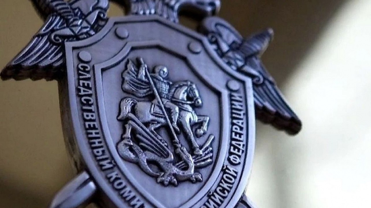 На Итурупе коммерсант «зажал» более 500 тысяч для своего работника Корсаковским межрайонным следственным отделом следственного управления СК России по Сахалинской области возбуждено уголовное дело по признакам преступления, предусмотренного ч. 2 ст. 145.1 УК РФ полная невыплата свыше двух месяцев заработной платы и иных установленных законом выплат . "По версии следствия, с мая 2024 года по июнь 2025 года фигурант уголовного дела, будучи индивидуальным предпринимателем и ведя свою деятельность на территории Курильского района Сахалинской области, из корыстной заинтересованности допустил полную невыплату свыше двух месяцев заработной платы и иных установленных законом выплат в отношении одного из работников наобщую сумму свыше 500 тысяч рублей", - рассказали "Красному маяку" в Сахалинском Следкоме. В настоящее время следователями СК проводятся следственные действия, устанавливаются все обстоятельства произошедшего, принимаются меры к погашению образовавшейся задолженности. «Красный маяк» ранее уже писал о действиях, точнее, бездействиях данного гражданина, в результате которых пострадали животные. Теперь он добрался до людей.