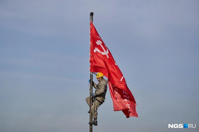 Знамя Победы впервые поднимут на Омской крепости 9 мая. С 8 утра и на один день оно сменит флаг России. Об этом рассказали в горадмине. Инициативу предложили в департаменте культуры. Ее поддержали как городские, так и федеральные власти. «Наш святой долг — сохранить историческую память о Великой Отечественной войне, отдать дань благодарности за боевые и трудовые подвиги нашим землякам, с гордостью нести по жизни Знамя Победы!», — подчеркнул директор департамента культуры Олег Федоренко. Во время поднятия копии Знамени Победы в Омской крепости соберутся первые лица региона, представители Юнармии, оркестр, певцы и «Знаменный взвод» Омской академии МВД РФ. «Также принято решение о создании новой традиции. Так, каждое 9 мая над Омской крепостью будет подниматься копия Знамени Победы», — добавили в мэрии.