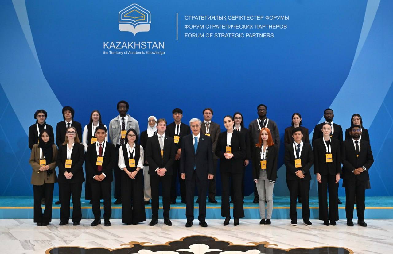 Глава государства побеседовал с иностранными студентами обучающимися в Казахстане и пожелал им успехов В настоящее время в вузах нашей страны обучаются свыше 31 тысячи зарубежных студентов Президент поставил задачу увеличить их число до 100 тысяч к 2029 году