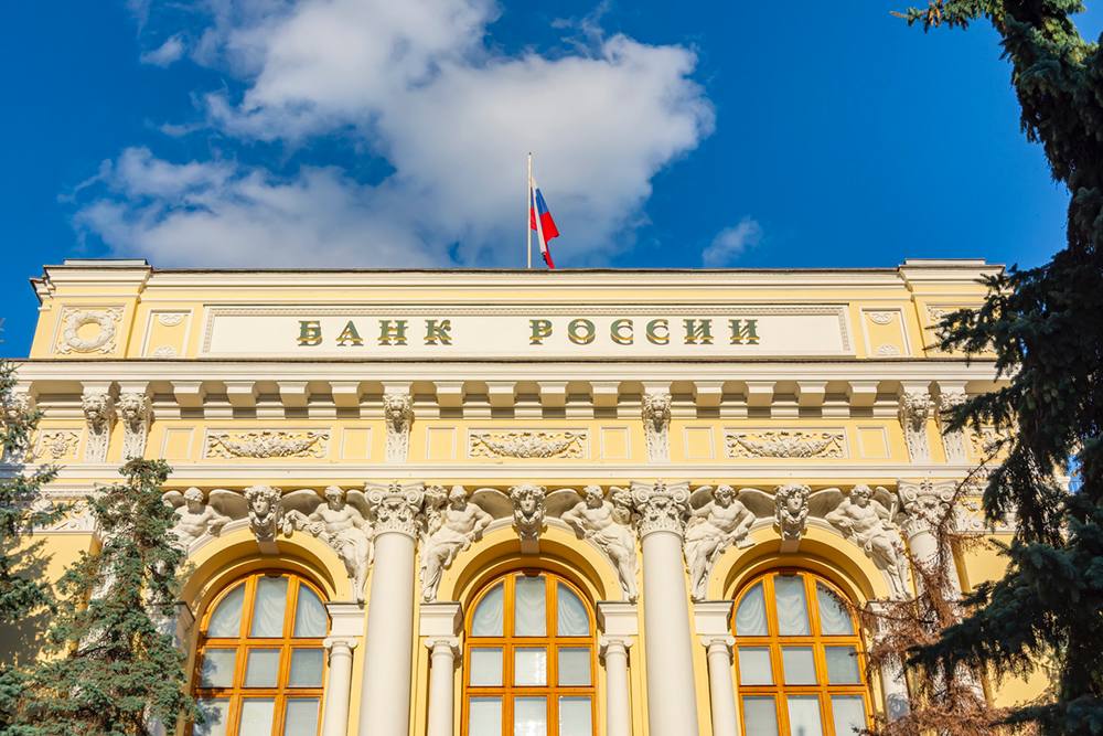 ЦБ порекомендовал банкам идти навстречу заемщикам, столкнувшимся с нарушениями при ИЖС Например, в случаях, когда люди оформили ипотечный кредит на такой проект, банк перечислил деньги подрядчику, но тот не завершил строительство или даже не начал его. Регулятор уточнил, что банкам следует оценивать каждый конкретный случай, учитывать экономическое положение заемщика, его социальный статус, а также наличие или отсутствие другого жилья. «На основании этой информации банки могут принимать решение о реструктуризации долга, в том числе не повышать процентную ставку из-за того, что не построен дом, перенести срок погашения, не применять неустойки и даже в особых ситуациях частично или полностью прощать долг»,— добавили в ЦБ