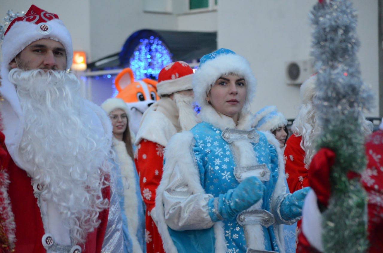 12 декабря в Крупках пройдет шествие Дедов Морозов и Снегурочек Время старта 16 00 Маршрут от Крупской районной гимназии по ул Советской и завершится на городской площади На площади вас ждут хороводы игры и квесты конкурсы флешмобы новогодние сувениры и конечно же море позитива и праздничного настроения Важная информация для автомобилистов В день шествия с 15 30 до 18 00 будет перекрыто движение автотранспорта по ул Советской Пожалуйста планируйте свой маршрут заранее Крупки Новости в Instagram ТikTok