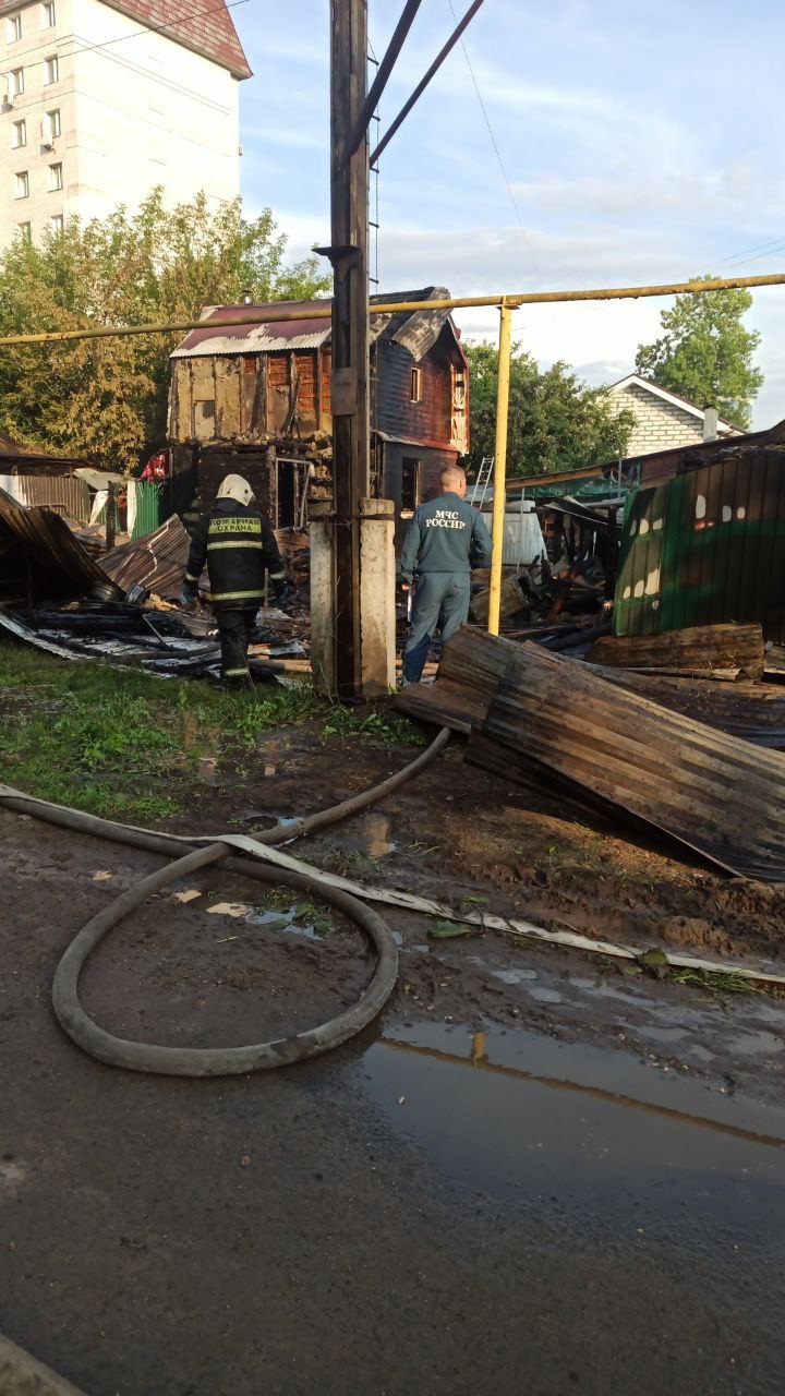 Накануне в пожаре в Московском районе Нижнего Новгорода сгорели питомник, где разводили собак, а также дом семьи-заводчиков здания находились рядом друг с другом . Погибли как минимум 16 животных. Еще двух терьеров и одного шпица не могут найти — вероятно, они сбежали, испугавшись огня. Из людей никто не пострадал. Однако они остались не только без жилья, питомника и животных, но и без документов и вещей. Фото: Анастасия Величковская