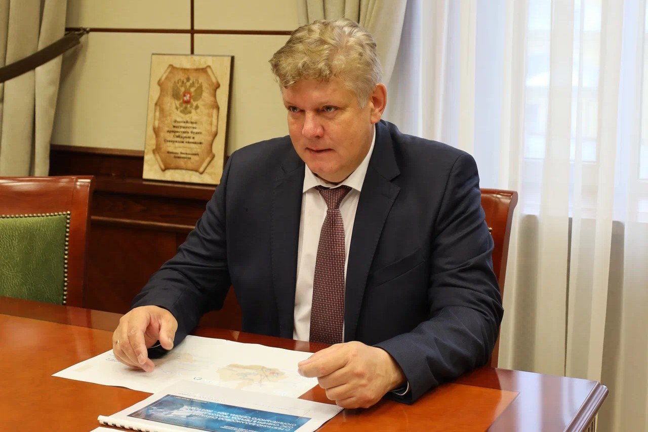 Развитие электроэнергетического комплекса Сибири находится в зоне особого внимания полномочного представителя Президента в СФО Анатолия Серышева В Новосибирске прошла рабочая встреча полномочного представителя Президента РФ в СФО Анатолия Серышева и генерального директора Филиала Системного оператора «Объединенное диспетчерское управление энергосистемы Сибири» ОДУ Сибири Алексея Хлебова. Обсуждались итоги прохождения осенне-зимнего периода 2024-2025 годов в субъектах Федерации округа; основные направления развития электроэнергетического комплекса Объединенной энергосистемы Сибири; режим работы юго-восточной части Объединенной энергосистемы Сибири, в том числе на отдельных территориях Иркутской области, и другие актуальные вопросы повышения надежности электроснабжения потребителей. Алексей Хлебов сообщил, что завершившийся осенне-зимний период во всех региональных энергосистемах Сибири прошел без существенных технологических нарушений. Сохраняется положительная динамика роста потребления населением преимущественно за счёт электроотопления. На территории Иркутской области максимум потребления электрической мощности снизился на 501 МВт по сравнению с зимой 2023-2024 годов. По мнению специалистов, это обусловлено введением сезонного запрета майнинговой деятельности и более тёплыми, чем обычно, температурами воздуха. «Важно продолжать наращивать усилия по правовому регулированию майнинговой деятельности. Сообща, вместе с органами власти, энергетиками, руководителями предприятий электросетевого комплекса находить решения, которые позволят гарантировать устойчивое и стабильное энергоснабжение потребителей, промышленности и инвестиционных проектов», – подчеркнул Анатолий Серышев. Отдельно обсуждались перспективные планы развития объединенной энергосистемы Сибири, предусмотренные Генеральной схемой размещения объектов электроэнергетики до 2042 года. Подробнее – на официальном портале Иркутской области.