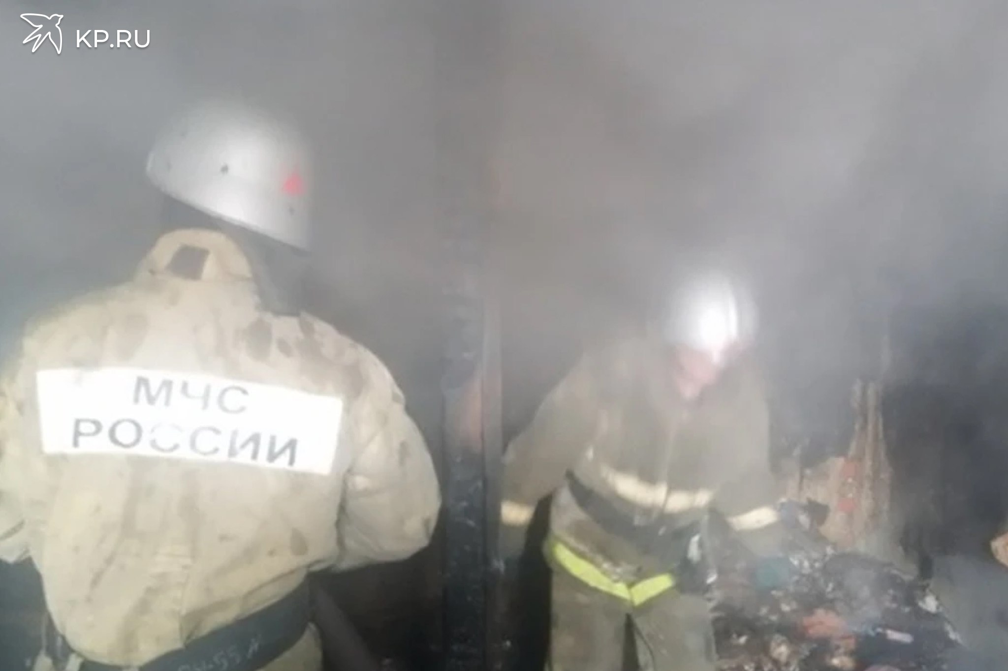 Под Воронежем сгорел жилой трехэтажный дом Во вторник, 10 июня, в 03:36 в дежурную часть МЧС сообщили, что в совхозе «Новоусманский» Новоусманского района на улице Весенней загорелся жилой дом. На место ЧП выезжали 15 сотрудников спасательного ведомства на четырех пожарных машинах. Огонь они потушили в 04:20. В результате пожара в трехэтажном доме 10х15м рухнула крыша, выгорели второй и третий этажи, а на первом – коридор 2х8м и кухня 5х8м. В ту же ночь в 02:53 специалистов МЧС вызвали на пожар в селе Девица Острогожского района на улице Комсомольской. Туда выезжали восемь работников спасательного ведомства на двух машинах. Пожар потушили в 03:22. К тому времени в жилом доме 8х10м были повреждены огнем чердачное помещение и домашние вещи на площади 3 квадратных метра. На обоих пожарах, по предварительным данным, никто не пострадал.