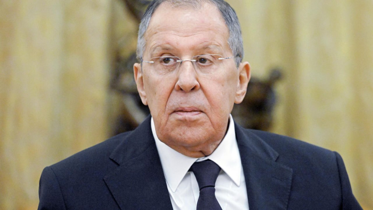 Многовекторный и прагматичный настрой сохранит внешняя политика России в Арктике Об этом рассказал министр иностранных дел России Сергей Лавров на 45 м заседании Совета глав субъектов РФ при МИД России Будем и впредь работать над решением поставленных руководством страны задач И как сказал президент на Восточном экономическом форуме работа на Дальнем Востоке и в Арктике ведется большая и мы открыты для всех кто готов в ней участвовать рассказал министр По словам Лаврова Арктический совет имеет хорошие шансы сохранить свою значимость и в текущих геополитических условиях Россия не только работает над сохранением этой важной структуры но и вместе с профильными ведомствами способствует развитию сотрудничества в Арктике с внерегиональными странами заинтересованными в ответственном и равноправном взаимодействии В первую очередь речь о Китае и Индии с каждой из которых учреждены соответствующие рабочие группы