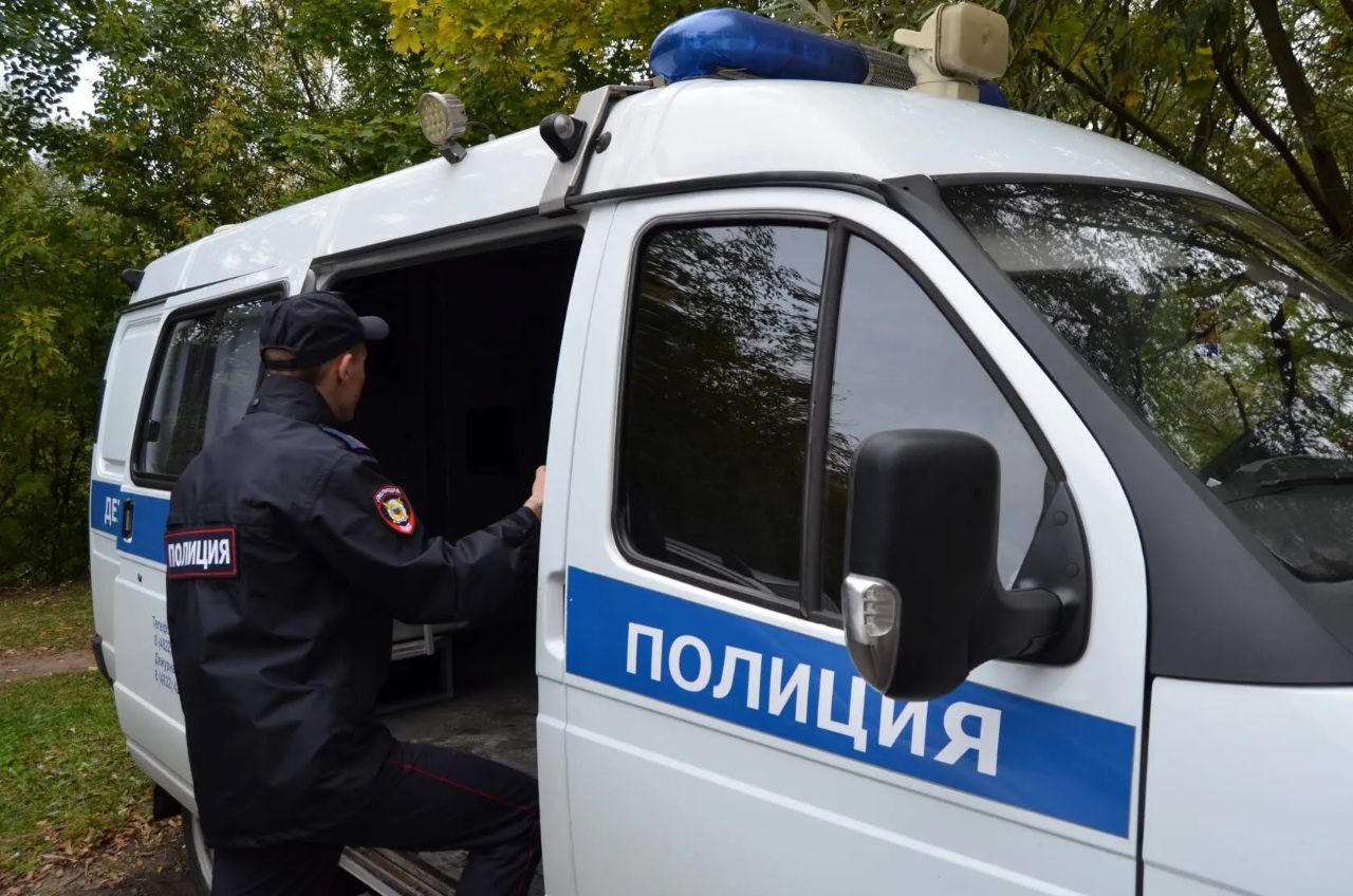 Стеклянная визитка Полицейские раскрыли кражу из дачного дома на окраине Рязани В отдел МВД России по Железнодорожному району Рязани обратился 48 летний рязанец и сообщил что навестив свою дачу на окраине Рязани он заметил следы взлома Кто то разбил окно Выяснилось что из дома пропали бензопила газонокосилка и телевизор  Оперативники уголовного розыска и эксперты криминалисты осмотрели дом потерпевшего и обнаружили на осколках оконного стекла следы Проанализировав полученные следы с помощью автоматизированных баз криминалистического учета оперативники выяснили что к хищению может быть причастен 39 летний рязанец Ранее этого мужчину неоднократно осудили за кражи Рецидивист провел в местах лишения свободы несколько лет и в прошлом году вернулся домой из заключения  Полицейские разыскали рязанца и обнаружили у него дома похищенный телевизор Злоумышленника задержали Краденое изъяли По предварительной информации рецидивист специально обходил дачные товарищества на окраине Рязани и выискивал пустующие дома в которых можно было бы чем нибудь поживиться Присмотрев закрытую дачу которая показалась злоумышленнику удобным местом для хищения мужчина разбил окно и забрался внутрь Вытащив на улицу ценный инструмент и телевизор взломщик отнес добычу домой и позже продал бензопилу и газонокосилку случайным знакомым Вырученные деньги потратил на спиртное Следователь полиции возбудил в отношении мужчины уголовное дело по ч 3 ст 158 УК РФ по которой грозит до 6 лет лишения свободы
