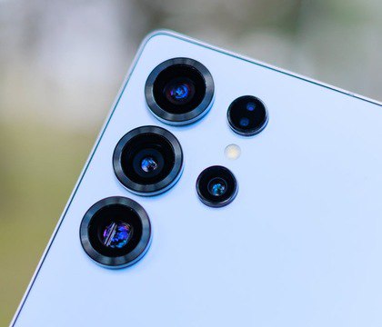 UniverseIce показал большой выступ камеры Samsung Galaxy S26 Ultra фотовозможности станут лучше Samsung готовит обновление камер в новом флагмане Galaxy S26 Ultra сообщает инсайдер UniverseIce По данным источника аппарат получит массивный выступ сзади его толщина составит 4 5 мм вместо 2 4 мм у Galaxy S25 Ultra Это обусловлено улучшенными сенсорами