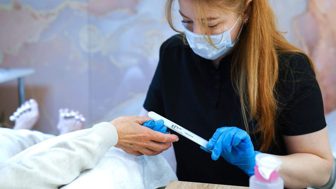 В России снижается спрос на услуги в сфере красоты россиянки все чаще отказываются от регулярных походов в салоны и пересматривают привычные траты на уход за собой По словам представителей бьюти индустрии на это влияют экономические факторы изменение потребительских привычек и рост стремления к финансовой стабильности что может привести к структурным изменениям на рынке