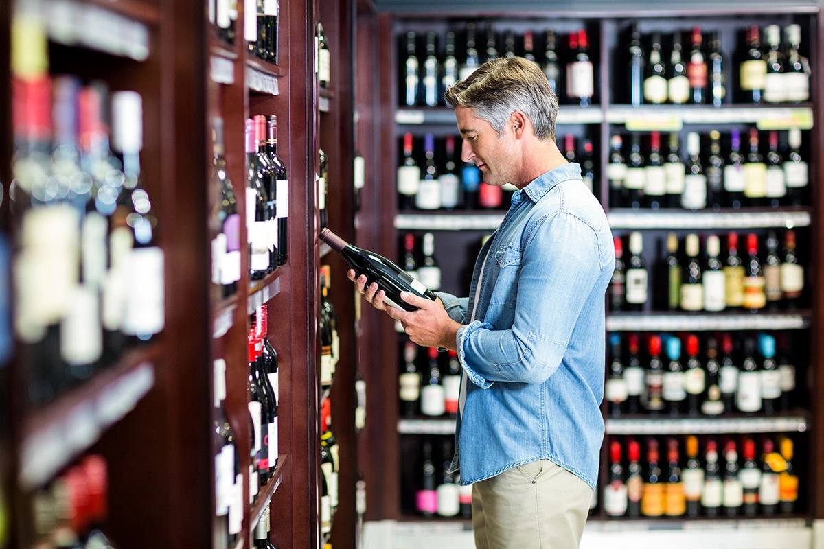 В России хотят поднять пошлины на виски ром и текилу из недружественных стран Как сообщает РБК власти обсуждают повышение с 1 января 2026 года ввозных пошлин на крепкий алкоголь из недружественных стран Сейчас ставка 20 от стоимости но не менее 3 евро за литр Минфин предлагает увеличить минимальный порог до 5 евро за литр Окончательного решения пока нет но обсуждение уже идёт на уровне подкомиссии по таможенно тарифному регулированию при Минэкономразвития Эксперты ожидают что доля импортного крепкого алкоголя на рынке снизится с 25 до 20 При этом подорожание виски и рома на 150 200 рублей по их мнению не сильно ударит по спросу    Реклама Подписывайтесь на NEWSVL