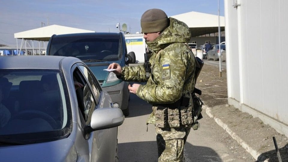 С 3 марта журналистам и художникам прекратят выдавать разрешения на выезд за границу, — Минкульт  Причиной приостановления стало большое количество случаев, когда лица, получившие разрешение на выезд во время военного положения, не возвращались в Украину в установленные сроки.  Отмечается, что это решение будет действовать до момента нормативно-правового урегулирования соответствующего вопроса.