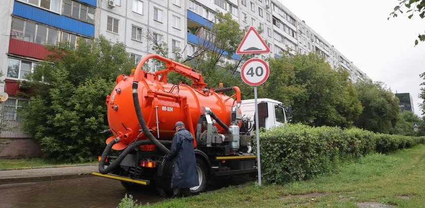 Нижегородские службы готовятся к приходу аномальных ливней, которые, по данным синоптиков, уже пересекли границы Подмосковья  В ближайшие часы ожидаются сильные дожди. Дорожные службы готовятся к приходу ливней: рабочие чистят ливневки от мусора и листвы, проверяют колодцы, готовят водооткачивающую технику.    Специалисты круглосуточно следят за ситуацией и будут оперативно реагировать на изменения погоды.    Нижегородская Стрелка Z Подпишись