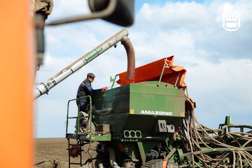 Амурские аграрии собрали рекордный урожай сои Предварительные итоги сельскохозяйственного сезона подвели на совещании в амурском Правительстве В текущем году получен рекордный валовой сбор сои более 1 7 миллиона тонн это почти на 95 тысяч тонн выше планируемого При этом средняя урожайность составила 19 4 центнера с гектара что также выше плановых показателей отметил зампред правительства области министр сельского хозяйства Олег Турков Лидерами по сбору стали аграрии Тамбовского округа 287 7 тыс тонн сои или 16 5 от общего объема На втором месте Октябрьский округ 217 1 тыс тонн 12 4 на третьем Михайловский район 204 4 тыс тонн 11 7 Наибольшую урожайность зафиксировали в Тамбовском и Завитинском округах а также в Октябрьском и Константиновском районах В целом уборочная кампания прошла успешно цифры говорят сами за себя Те задачи которые ставились аграриям выполнены Более 1 7 миллиона тонн сои рекордный результат В следующем году состоится важное для развития сельского хозяйства событие в Белогорске группа компаний Содружество планирует ввести в эксплуатацию маслоэкстракционный завод Он сможет перерабатывать до миллиона тонн сои в год Уверен что завод принципиально изменит всю структуру растениеводства создаст спрос на сырье которое будет перерабатываться у нас в регионе сказал Губернатор Василий Орлов Наибольший урожай зерновых в Тамбовском округе 87 тыс тонн 17 от общего урожая по области Михайловский район лидирует по валовому объему собранной пшеницы 34 1 тыс тонн 19 и по овсу 0 4 тыс тонн 20 Тамбовский округ первый по объему собранного ячменя 37 тыс тонн 32 В этом году амурским аграриям удалось собрать 16 1 тыс тонн картофеля и 4 2 тыс тонн овощей Как отметили на совещании для достижения высоких результатов необходимо продолжить работу по внедрению современных технологий подготовки и удержанию квалифицированных кадров на селе уделять внимание качеству посадочного материала и своевременному внесению удобрений Подписывайтесь на новости Амурской области в МАХ