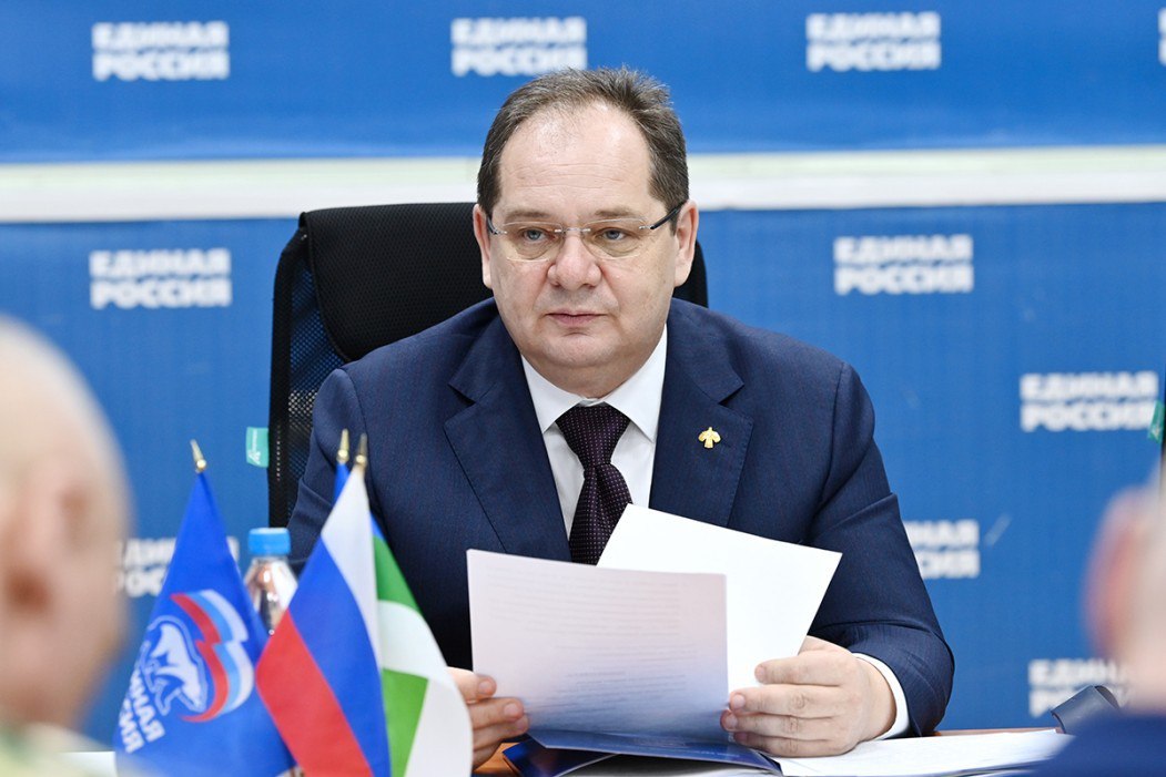 «Единая Россия» выдвинула Ростислава Гольдштейна кандидатом на пост главы Коми На конференции регионального отделения «Единой России», которая проходит 8 июня в Сыктывкаре, тайным голосованием решается вопрос о выдвижении кандидатов на должность главы Коми и кандидатов в депутаты Госсовета республики по одномандатным округам и по единому избирательному округу. В конференции участвует Владимир Якушев, секретарь генсовета партии, первый заместитель председателя Совета Федерации Федерального Собрания РФ. По итогам тайного голосования наибольшую поддержку среди кандидатов от партии на пост руководителя региона получил Ростислав Гольдштейн.