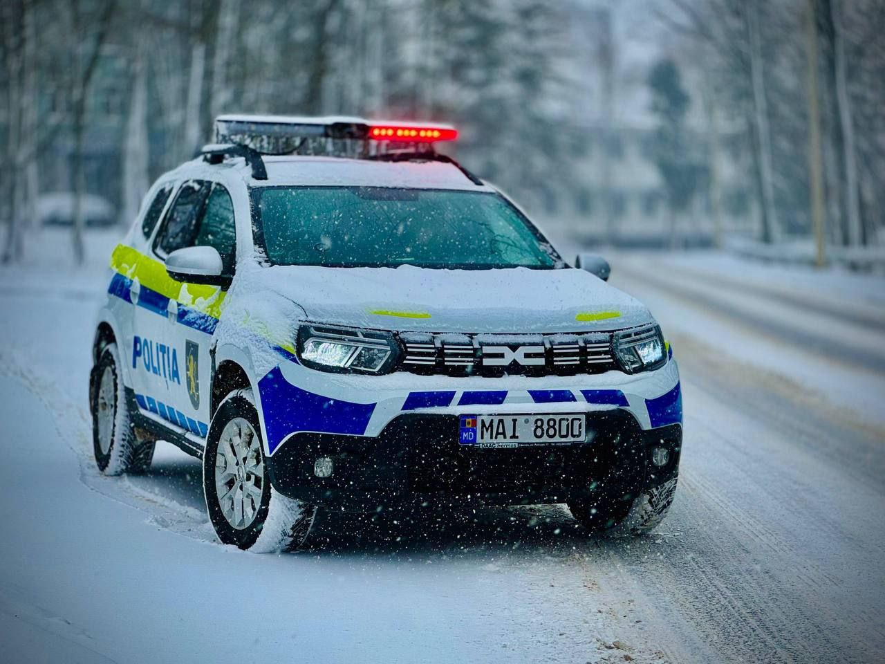 Национальная полиция сообщает ранее заблокированные дороги снова открыты для движения За последние 24 часа были проведены необходимые мероприятия а погодные условия улучшились в результате маршруты которые ещё вчера были недоступны теперь очищены Водителям всё же рекомендуют сохранять осторожность погодная ситуация остаётся переменчивой а на отдельных участках возможна гололедица Перед выездом проверьте состояние авто соблюдайте дистанцию и скоростной режим Подпишись на ГРТ