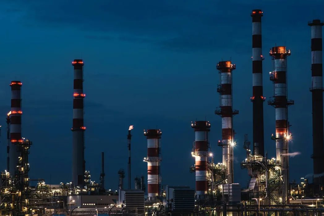 Названы последствия снижения цен на нефть Снижение цен на нефть, которое началось из-за объявленных США торговых войн и решения ОПЕК+ нарастить добычу, осложнит инвестиции в нефтедобычу Соединенных Штатов. Такие последствия удешевления сырья назвал руководитель отдела «Нефтепанорама» международного ценового агентства Argus Владислав Сенькович, его слова приводит РИА Новости.  По словам эксперта, добыча в США уже находится за гранью рентабельности — средняя цена контракта на поставку нефти марки WTI к 13 мая опустилась до уровня в 62,5 доллара за баррель.  «Перспективы увеличения производства зависят от производственной политики и торговой политики [американского президента Дональда] Трампа, а также ответных мер партнеров США. <...> В случае дальнейшего ослабления ограничений со стороны альянса и увеличения предложения сырья, особенно ближневосточного, на мировом рынке, цены на нефть начнут снижаться. И американским компаниям это затруднит привлечение внешнего финансирования», — пояснил Сенькович.