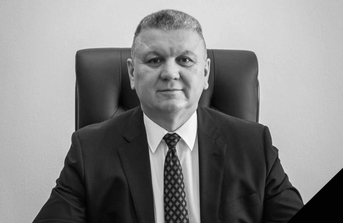 Скончался вице-губернатор Смоленской области, бывший глава Нурлатского района Алмаз Ахметшин На 59-м году жизни ушел из жизни первый заместитель Председателя Правительства Смоленской области Алмаз Ахметшин. О трагедии сообщил губернатор Смоленской области Василий Анохин в своём Телеграм-канале. С 2023 года Ахметшин трудился в команде Правительства Смоленской области, где курировал строительный комплекс, дорожное хозяйство и коммунальную инфраструктуру. Ранее он внёс значительный вклад в развитие Республики Татарстан, проявив себя как высокопрофессиональный и преданный своему делу руководитель. «Алмаз Салимович не просто грамотный руководитель и профессионал. Для многих людей он был отзывчивым и добрым человеком, всегда готовым дать мудрый совет нашим старшим товарищам», – отметил Василий Анохин. Губернатор выразил глубокие соболезнования родным, близким, коллегам и друзьям покойного. Алмаз Ахметшин родился 11 марта 1967 года в селе Бикулово Нурлатского района ТАССР. В 2008-2010 годах возглавлял департамент охраны окружающей среды Минэкологии Татарстана, был заместителем министра по инвестиционно-инновационной деятельности. С 2010 по 2016 год занимал должность замглавы Минстроя РТ. Ахметшин возглавлял Нурлатский район с 2018 по 2023 гг.